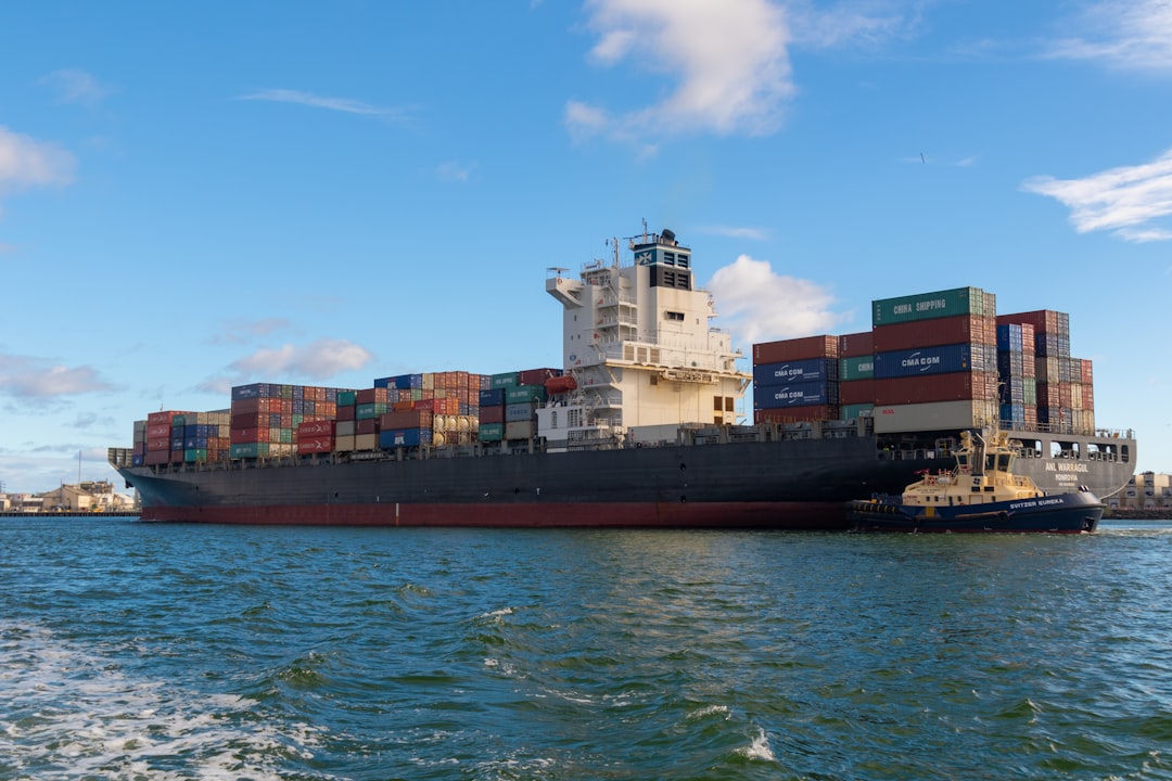 découvrez comment l'assurance cargo protège vos marchandises pendant le transport, garantissant ainsi leur sécurité et minimisant les risques financiers en cas de dommage ou de perte.