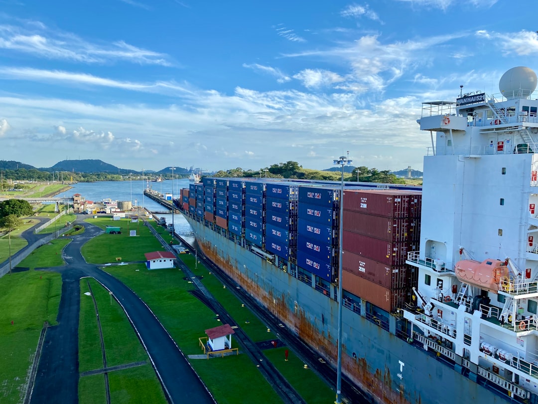 découvrez l'assurance cargo, une protection essentielle pour vos marchandises en transit. protégez vos biens contre les risques de perte ou de dommages lors du transport maritime, aérien ou terrestre avec nos solutions adaptées à vos besoins.
