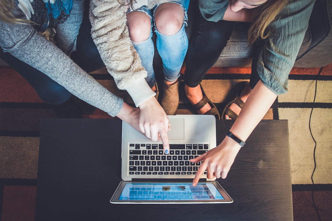 découvrez nos solutions d'assurance professionnelles adaptées à vos besoins. protégez votre entreprise contre les imprévus avec des polices sur mesure et un accompagnement expert.