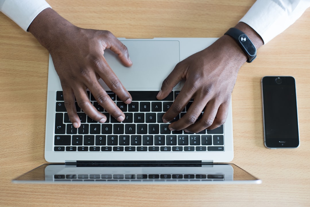 découvrez l'assurance responsabilité professionnelle, essentielle pour protéger votre activité contre les risques financiers liés aux erreurs, omissions ou négligence dans l'exercice de votre profession.